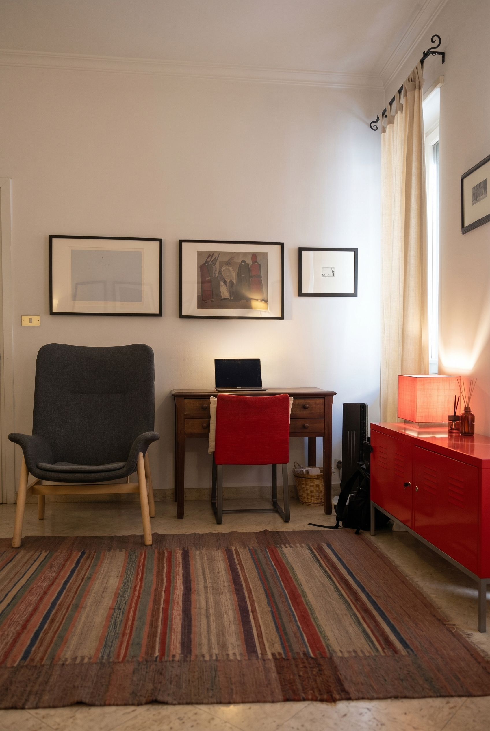 Interno dello studio di psicoterapia del Dott. Alioscia Boschiroli a Pinerolo, spazio sicuro per il percorso terapeutico