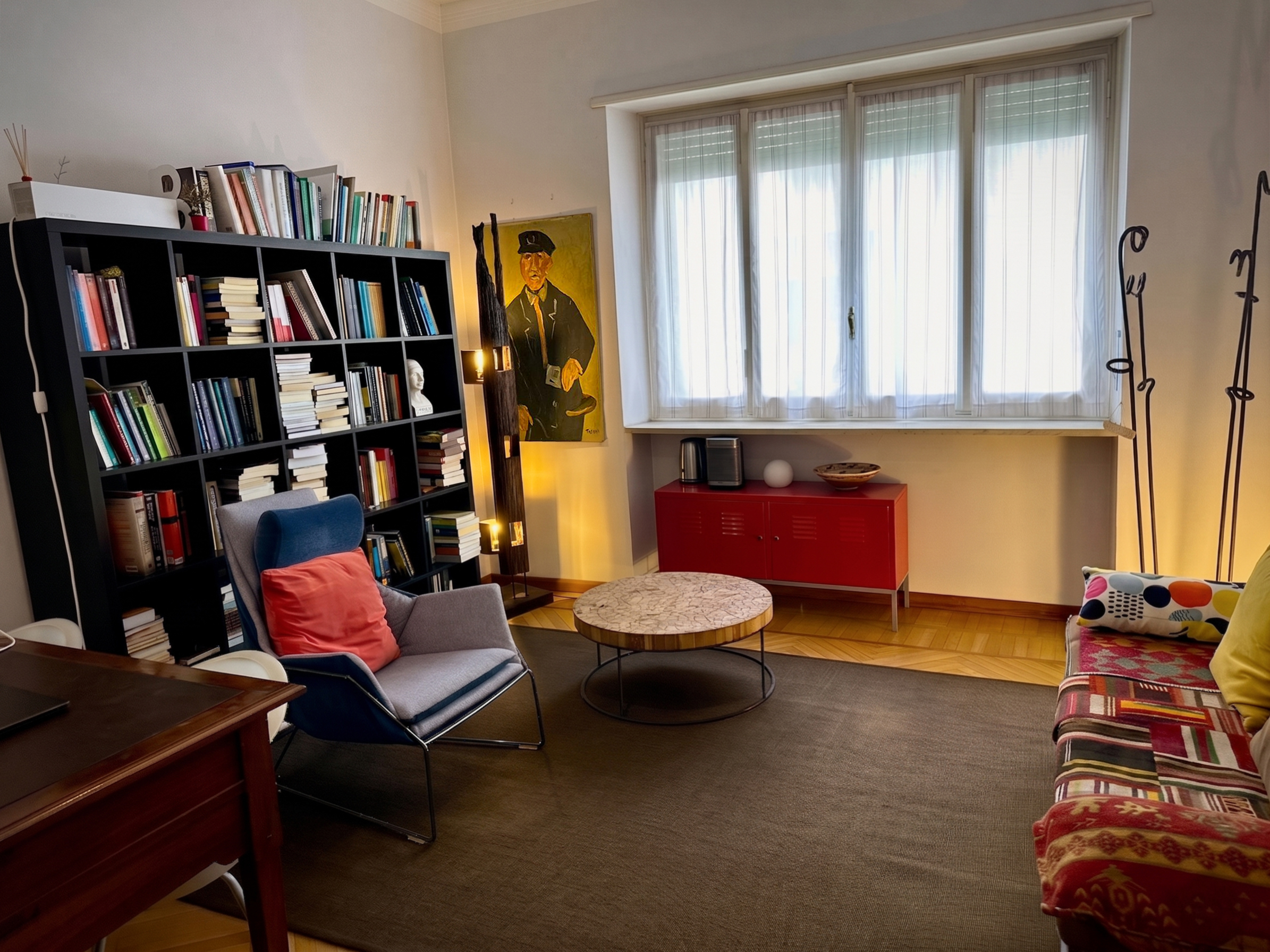 Dettaglio dell'arredamento dello studio psicologico a Torino, pensato per il comfort del paziente